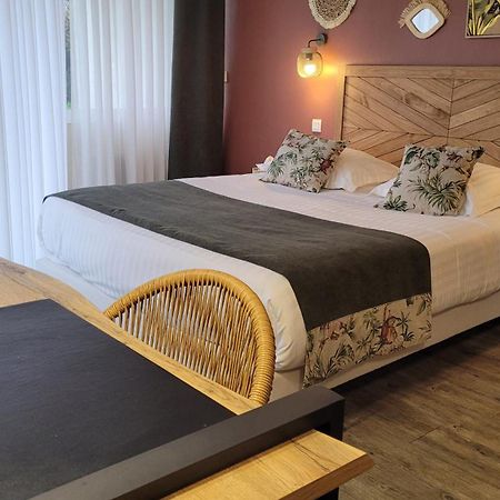 Logis Hotel La Croix Du Sud Le Tour-du-Parc Eksteriør billede