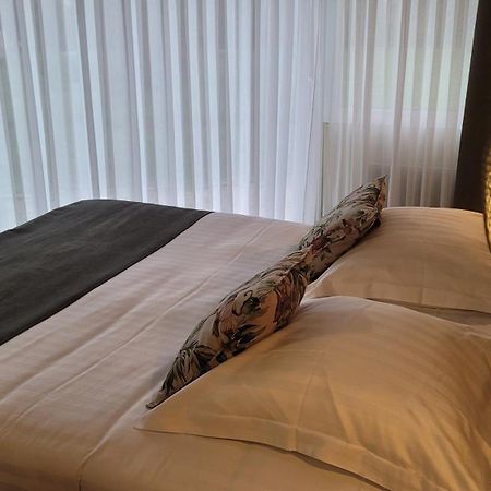 Logis Hotel La Croix Du Sud Le Tour-du-Parc Eksteriør billede