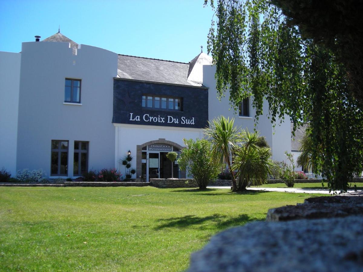 Logis Hotel La Croix Du Sud Le Tour-du-Parc Eksteriør billede