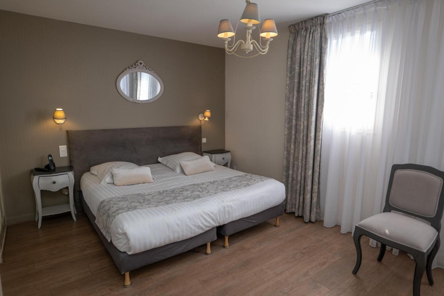 Logis Hotel La Croix Du Sud Le Tour-du-Parc Eksteriør billede
