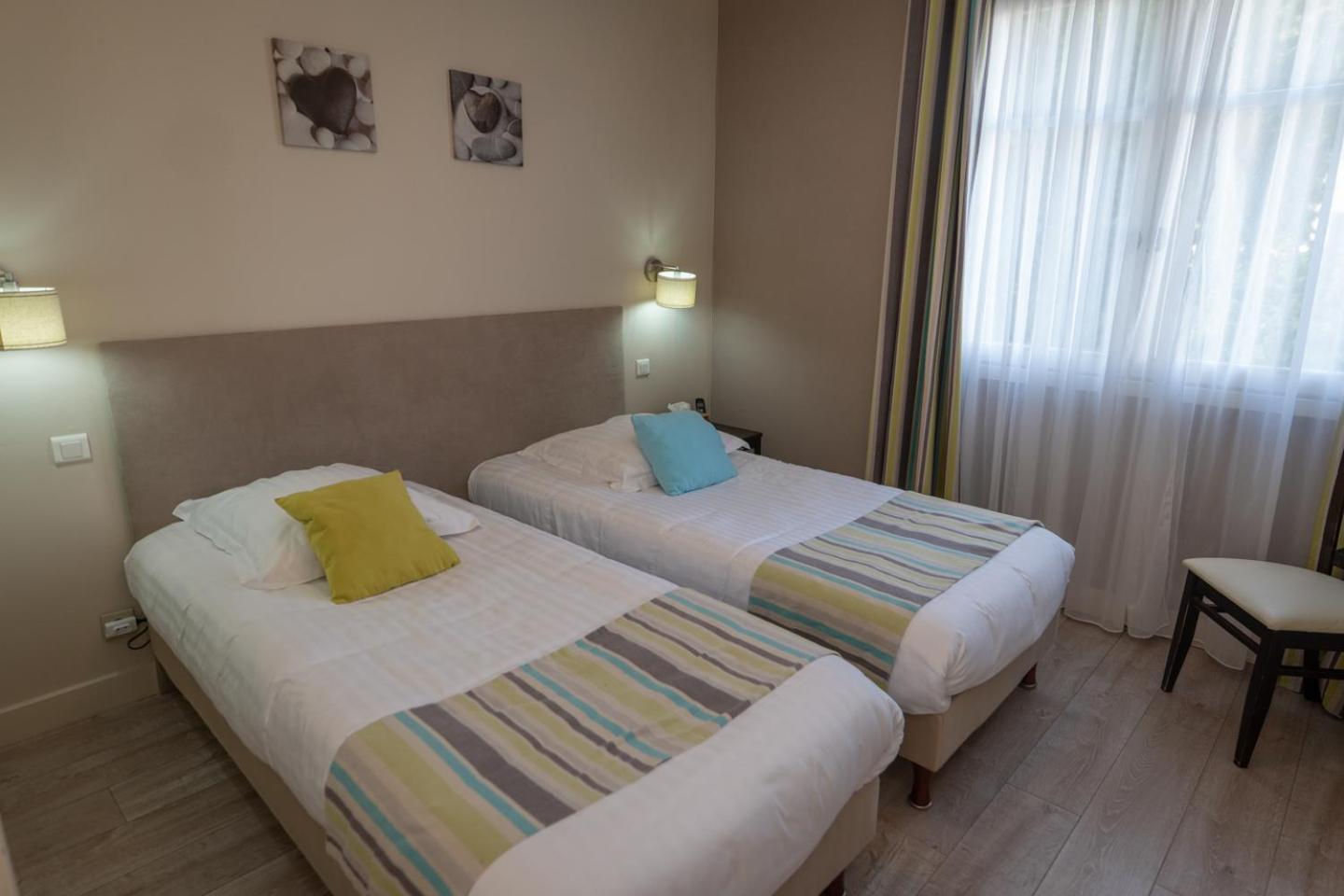 Logis Hotel La Croix Du Sud Le Tour-du-Parc Eksteriør billede