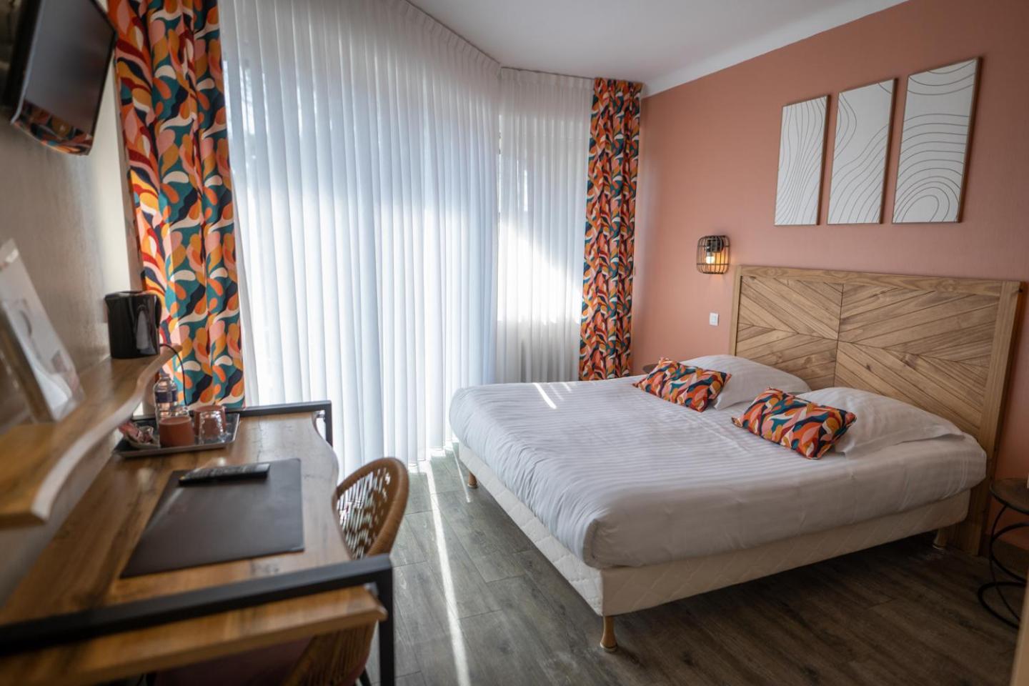 Logis Hotel La Croix Du Sud Le Tour-du-Parc Eksteriør billede