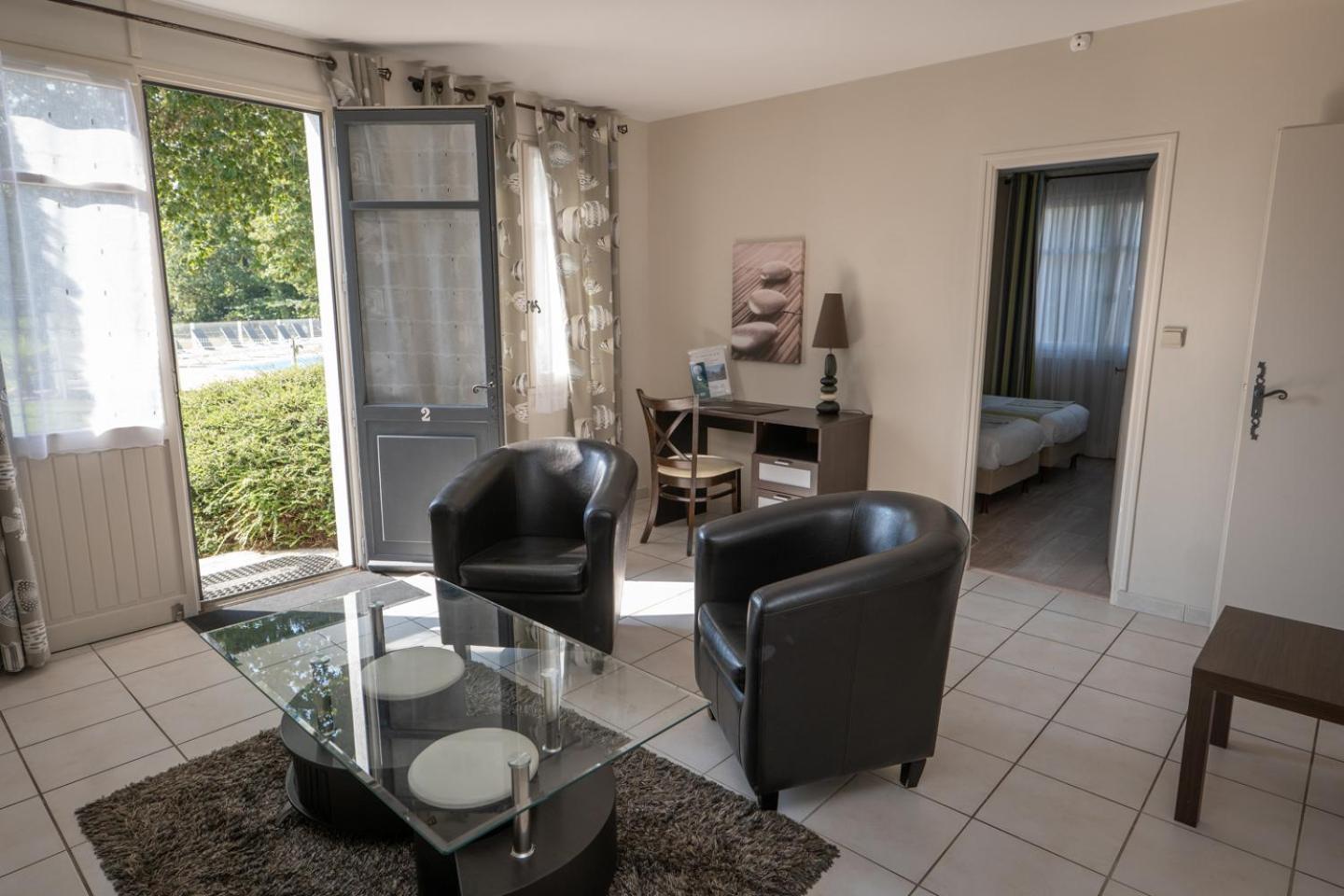 Logis Hotel La Croix Du Sud Le Tour-du-Parc Eksteriør billede