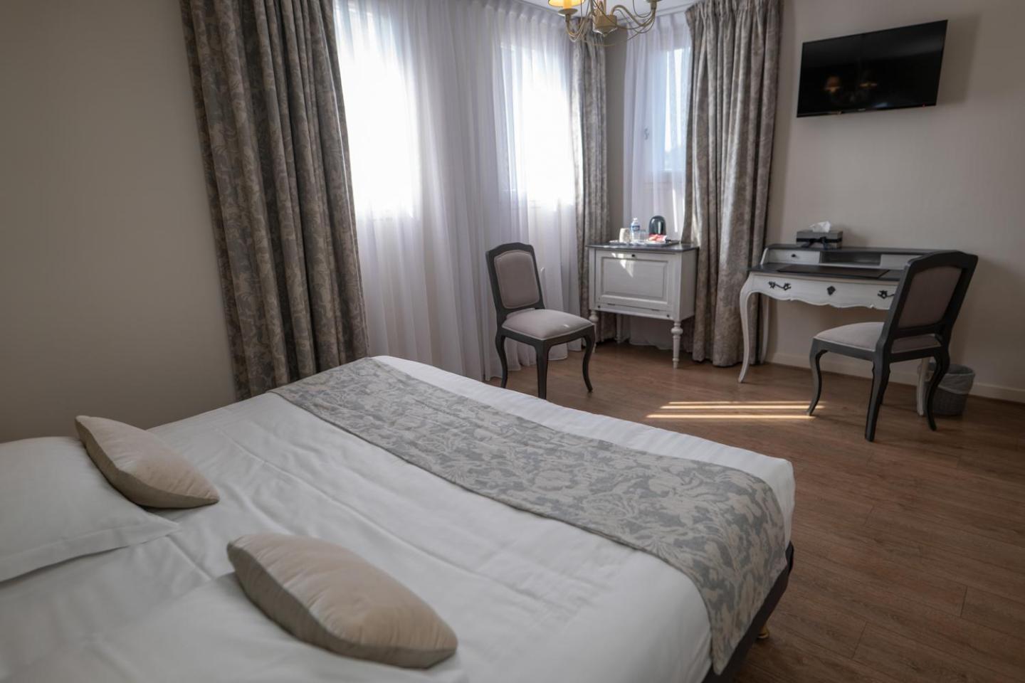 Logis Hotel La Croix Du Sud Le Tour-du-Parc Eksteriør billede