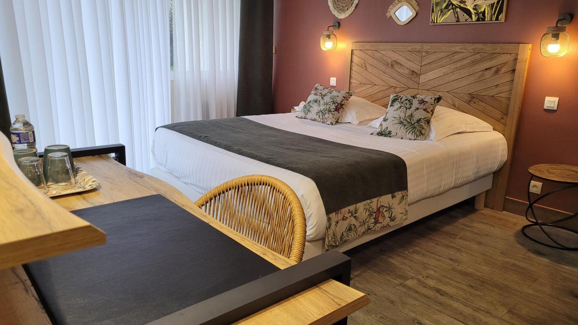 Logis Hotel La Croix Du Sud Le Tour-du-Parc Eksteriør billede
