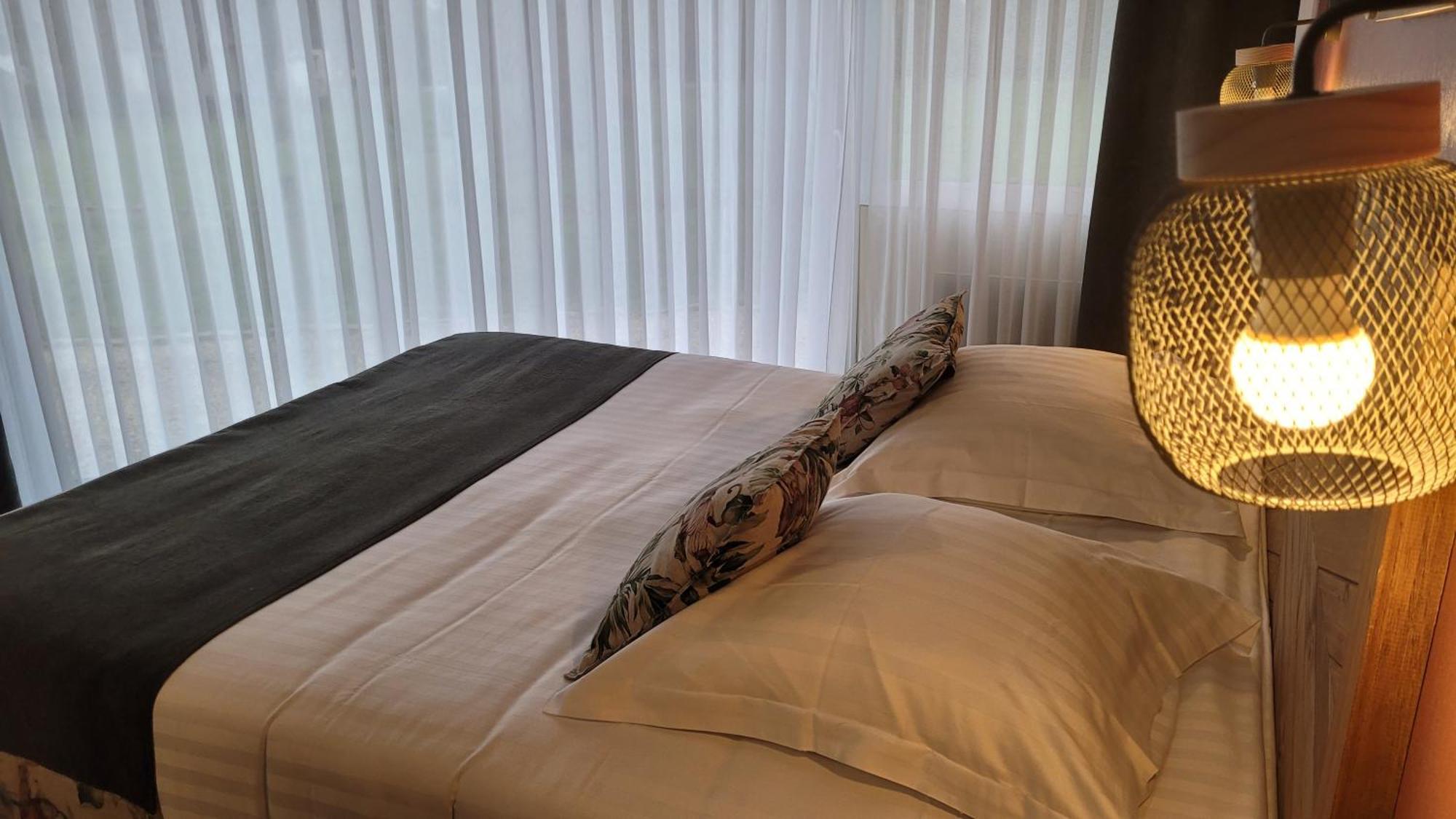 Logis Hotel La Croix Du Sud Le Tour-du-Parc Eksteriør billede