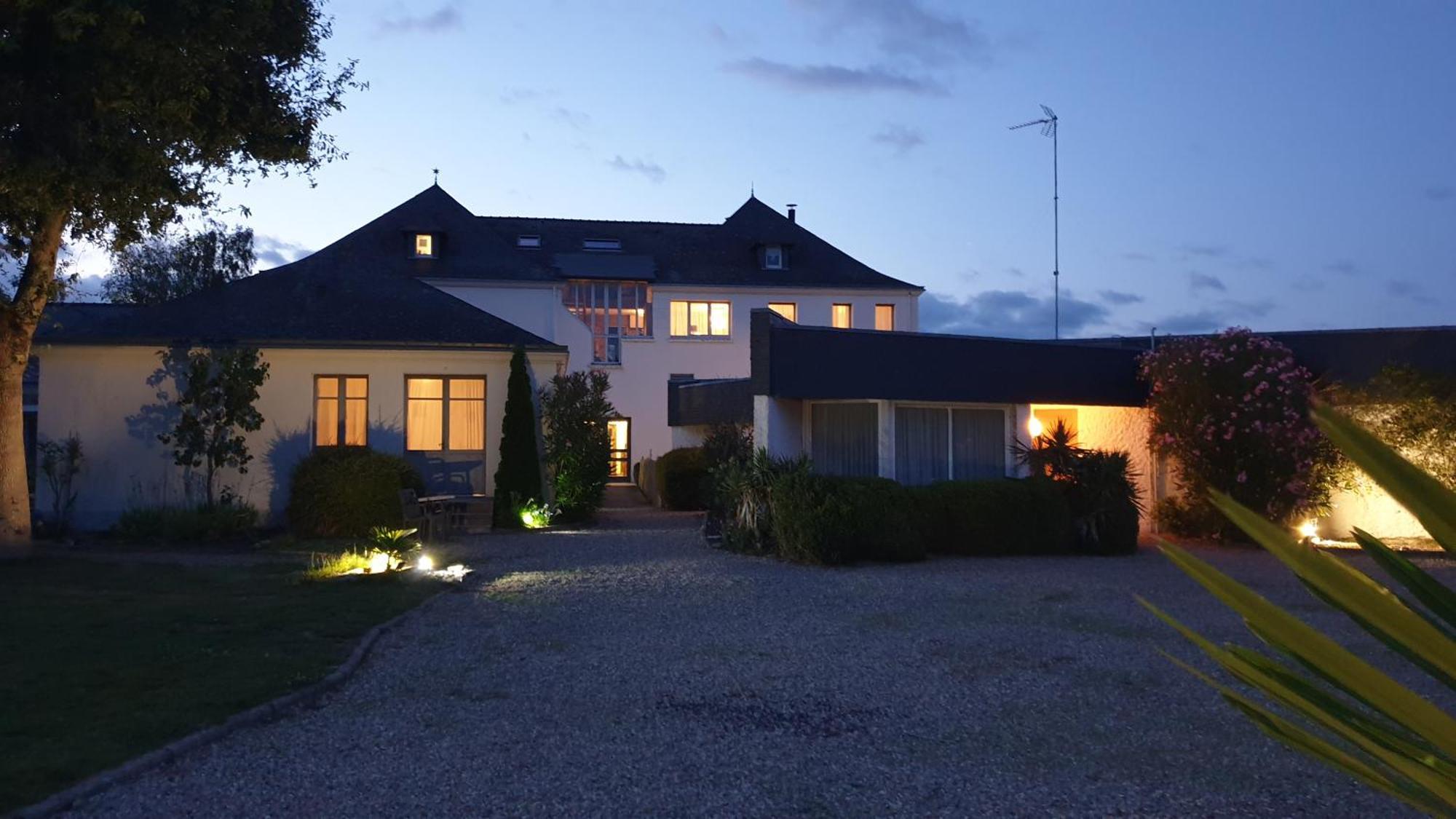 Logis Hotel La Croix Du Sud Le Tour-du-Parc Eksteriør billede