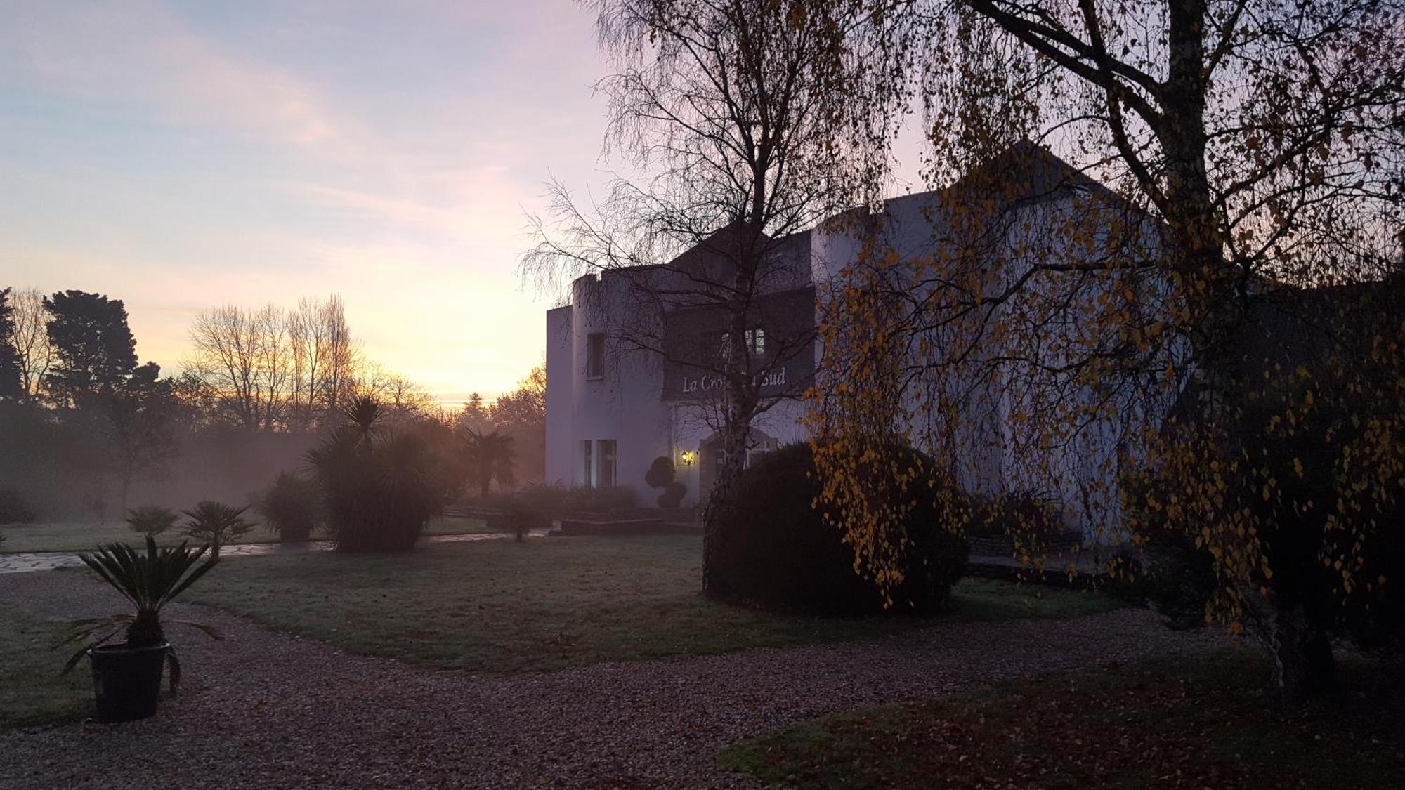 Logis Hotel La Croix Du Sud Le Tour-du-Parc Eksteriør billede