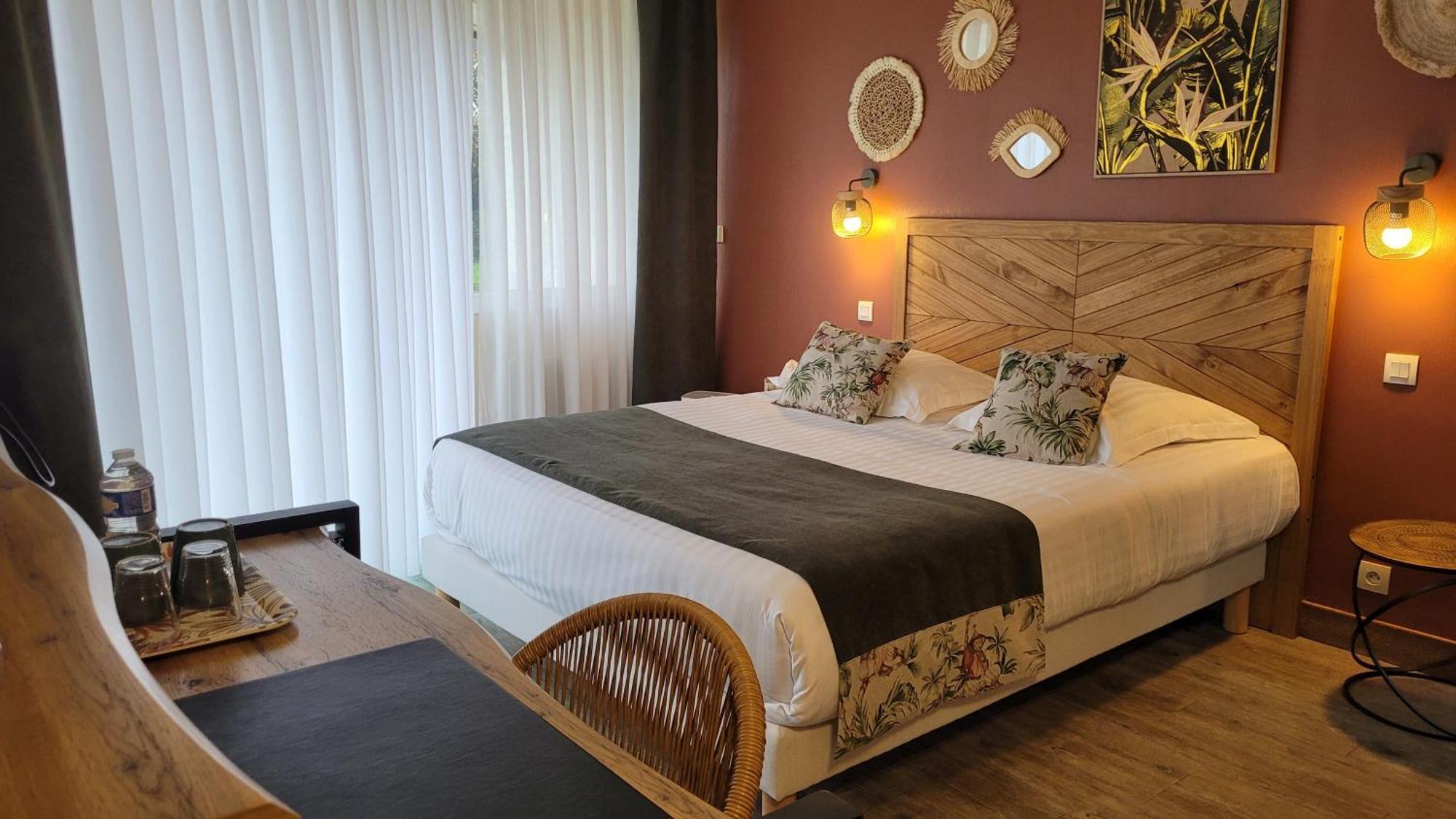 Logis Hotel La Croix Du Sud Le Tour-du-Parc Eksteriør billede